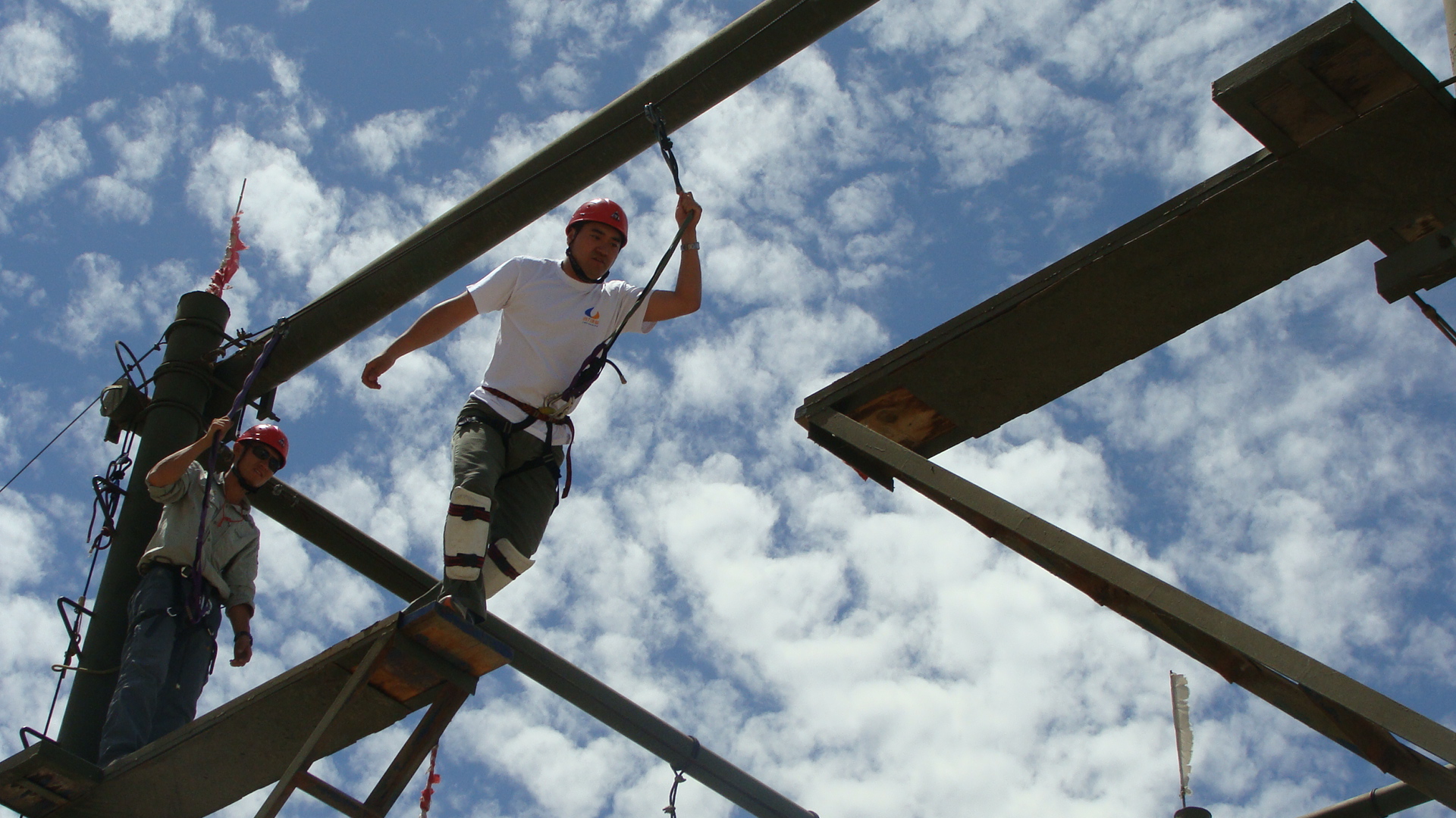 空中斷橋藍海創(chuàng  )力學(xué)院